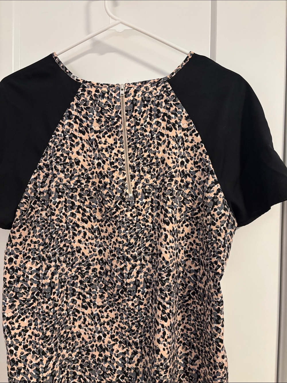Banana Republic Pink and Black Leopard Raglan Sleeve Blouse, zipper back detail - Picture 3 of 3